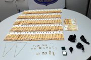 Les joies i els 5.250 euros en efectiu robats pels lladres en una finca de Sants