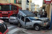 Aspecte de l'accident d'Amposta, on un camió ha xocat contra cinc cotxes i una moto.