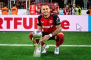 Imatge d'Aleix Vidal, un dels millors jugadors tarragonins, amb el títol de la Supercopa d'Alemanya.