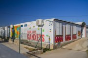 Fotografia de l’exterior de les actuals instal·lacions de l’Escola Els Ganxets.