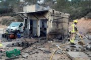 Estat en que ha quedat la caseta de Pirotècnia Catalana afectada per l'explosió.