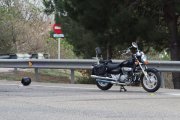 Imatge de la moto accidentada, amb el casc encara a terra.
