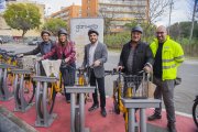 Fotografia de l’acte de celebració del primer any de la Ganxeta amb l’alcaldessa de Reus, el regidor de Mobilitat i els dos usuaris amb més trajectes registrats.