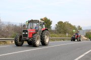 Fotografia de tractors circulant per l’N-240 durant una protesta organitzada per Unió de Pagesos.