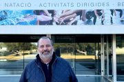 L’actual portaveu adjunt de Vila-seca en Comú, Francesc Benaiges, davant la piscina municipal.