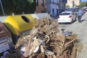 Imatge de brossa fora dels contenidors a Tarragona.