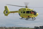 Un dels helicòpters del SEM aterrant a l'heliport del Parc Taulí.