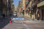 Fotografia del tall per les obres de reordenació del carrer Ample.