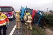 Imatge del camió bolcat a l'AP-7 a Mont-roig del Camp.