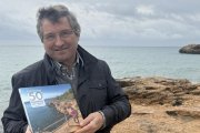 Jordi Longás Mayayo amb el llibre que tot just acaba de publicar.