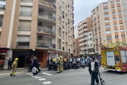 Imatge dels bombers mobilitzats per un incendi al centre de Tarragona.