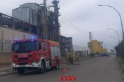 Els Bombers treballant en l'accident laboral al polígon Baix Ebre.