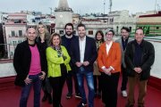 Fotografia de la nova executiva de Junts per Reus. Al centre, Gerard Gort, acompanyat de noms com Jordi Salvadó, Mariluz Caballero, Jaume Piñol i Carme Juan.