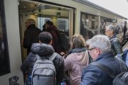 Imatge dels primers passatgers entrant al tren.