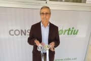 El president del Consell Esportiu del Baix Camp, Ernest Aymamí, amb les noves medalles de l’Olimpíada.