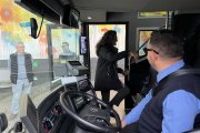 Una usuària puja a l'autobús que fa el trajecte entre Tarragona i Barcelona.
