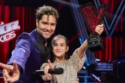 Imagen de la ganadora de La Voz Kids 2024 con David Bisbal, su coach.