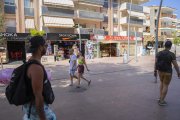 Imatge d’arxiu de turistes passejant per carrer Carles Buïgas de Salou.