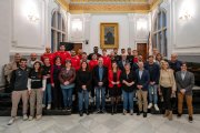 Els jugadors de la secció de bàsquet del Reus Deportiu a l’Ajuntament de Reus, ahir durant la recepció oficial.