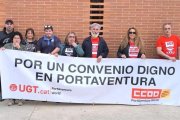 Representants sindicals de PortAventura durant una protesta.