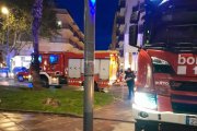 Els bombers treballant en l'incendi a Cambrils.