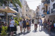 Turistes passejant pel carrer al barri del Port de Cambrils.