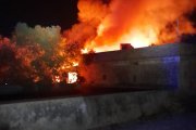 Imatge de les flames a la masia abandonada d'Amposta.