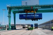 Imatge d’un semiremolc a punt de ser carregat a sobre d’un tren