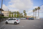 Aparcament a la plaça Consolat de Mar d’Altafulla que serà convertir en zona blava aquest estiu.