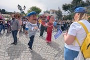 Imatge de l’acte de celebració que va fer ahir PortAventura amb alguns dels primers visitants del parc.