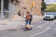 Imatge d'un usuari en patinet elèctric.
