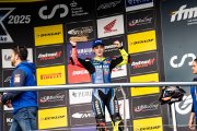 a pilot tarragonina Paola Ramos aixecant el trofeu en el podi de la cursa de Jerez de la Yamaha R7 Cup