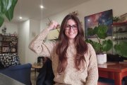 Yaiza Páez García, amb el gest que simbolitza la seva lluita.