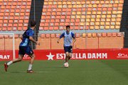 El juvenil Enric Pujol, a la dreta, durant un entrenament amb el primer equip al Nou Estadi.