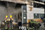 Imatge dels Bombers treballant en l'incendi a Vilanova i la Geltrú