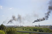 Imatge del complex petroquímic amb les torxes de seguretat activades durant l’apagada.