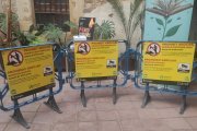 Cartells advertint de la prohibició d’abandonar les bosses d’escombraries a la Part Alta.