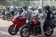 Els motoristes, vestits amb les seves millors gales, van reunir-se a la plaça de l’Univers per emprendre la ruta.