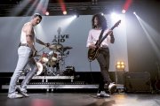 Fotografia d’una actuació del ‘The Show Must Go On Tribute Queen’, amb José Manuel Iglesias interpretant a Freddie Mercury
