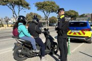 Un agent de la Policia Local durant una campanya de control de motocicletes.
