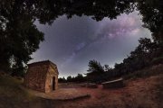 Imatge de la Via Làctea al cel nocturn de Prades.