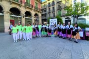 Fotografia de grup de la colla sardanista La Bella Dansa de Reus a la plaça Prim.