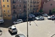 La plaça de la Pagesia és un entorn que, en algunes hores del dia, s’omple de cotxes.