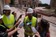 El conseller d’Urbanisme, Nacho García Latorre, i l’alcalde, Rubén Viñuales, van acostar-se ahir a la plaça de la Cinquena Promoció.