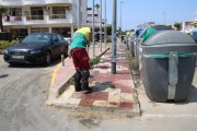 Imatge del lloc on s'ha produït l'apunyalament i d'un treballador de la brigada de Cambrils netejant les taques de sang que havien quedat a terra