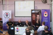 El local d’assaig de la colla va acollir la presentació del disseny dels nous nanos.