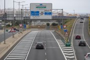 Imatge de l'entrada de la rotonda de les Gavarres a la T-11 arribant des de Reus, amb el carril de l'esquerra tancat.