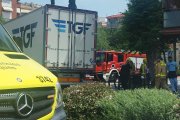 Imagen del camión accidentado y las dotaciones de los Bomberos y del SEM.