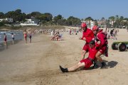 Imatge d’un simulacre portat a terme aquest dilluns a la platja de l’Arrabassada. El servei de socorrisme de Creu Roja funcionarà de les deu del matí fins a les vuit del vespre.
