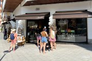 La botiga oferirà una selecció cuidada de fleca, brioixeria i cafè.